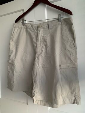 Patagonia Men's outdoor Beige Cargo Shorts size 38
